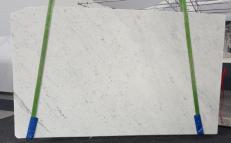 Supply honed slabs 1.2 cm in natural marble BIANCO CARRARA C GL 895. Detail image pictures 