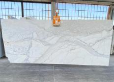 Supply honed slabs 0.8 cm in natural marble CALACATTA 3208. Detail image pictures 